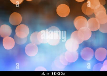 Eine Gruppe verschwommener Lichtkugeln bildet abstrakte Bokeh-Muster auf dunklem Hintergrund in flachem Design Stockfoto