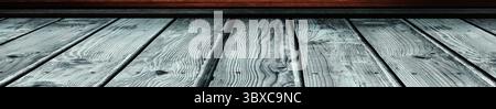 Verwitterter Holzboden wird in flacher Ausführung mit sichtbaren Kornmustern und Knoten gezeigt Stockfoto