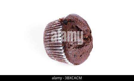 Schokoladen-Cupcakes mit Kirschmarmelade isoliert auf weißem Hintergrund. Schokoladenmuffin. Stockfoto