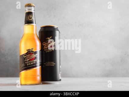 LONDON, UK - 28. JUNI 2025: Flasche und Dose Miller echtes gezapftes Lagerbier mit auf dem Tisch. Stockfoto