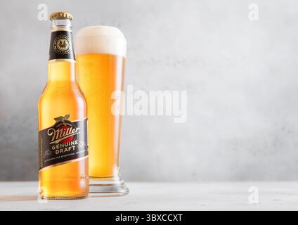 LONDON, UK - 28. JUNI 2025: Flasche und Glas kaltes Miller echtes gezapftes Lagerbier auf dem Tisch. Stockfoto
