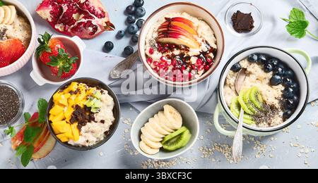 Haferbrei mit Beeren und Früchten für ein gesundes Frühstück. Lebensmittel mit Vitaminen, Mineralstoffen und Antioxidantien. Stockfoto