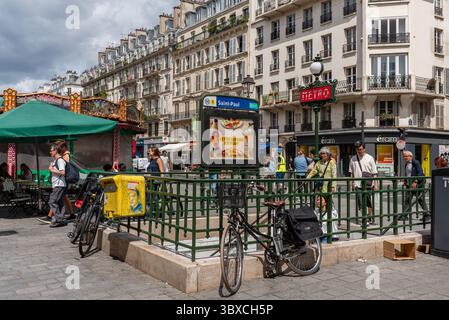 Paris, Frankreich, 07.15.2025. Der Eingang zur Metrostation Saint Paul in der Rue de Rivoli im 4. Arrondissement von Paris Stockfoto