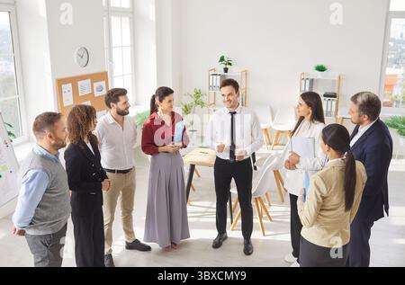 Geschäftsleute, Führungskräfte loben Kollegen bei Gruppenbesprechungen in modernen Büros treffen sich verschiedene Kollegen Stockfoto