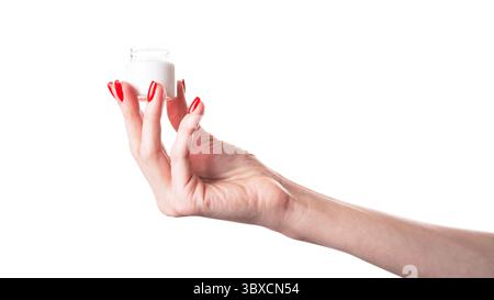 Weibliche Hände, die ein Glas Creme auf weißem Hintergrund halten Stockfoto