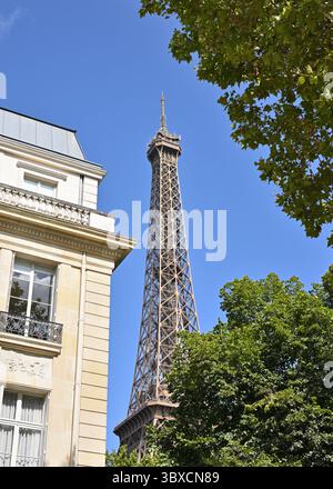 Eiffelturm, 7. Arrondissement, Blick durch Bäume und Haussmann Architekturgebäude. Paris, Frankreich, Europa. Stockfoto