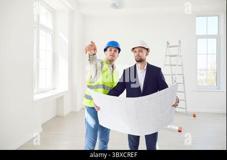 Bauherr Bespricht Den Bauplan Mit Dem Kunden Vor Ort Stockfoto
