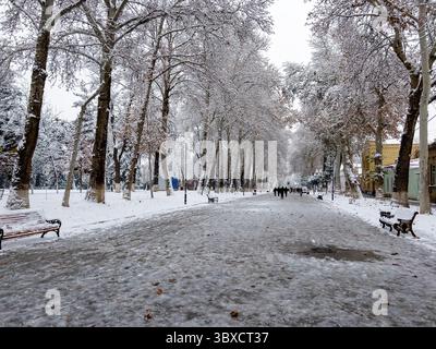 Schneebedeckte Fußgängerzone in Samarkand, Usbekistan Stockfoto