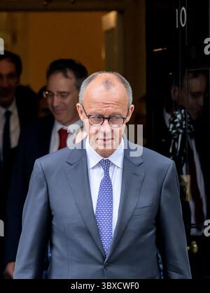 Bundeskanzler Freidrich Merz verließ die Downing Street 10 am 17. Juli 2025 nach einem Treffen mit Keir Starmer, dem britischen Premierminister Stockfoto