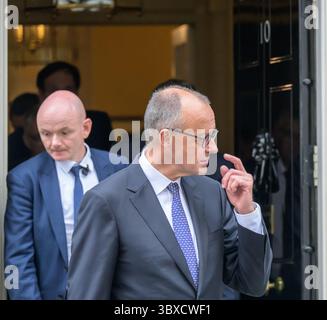 Bundeskanzler Freidrich Merz verließ die Downing Street 10 am 17. Juli 2025 nach einem Treffen mit Keir Starmer, dem britischen Premierminister Stockfoto