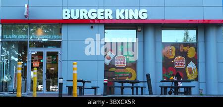 Bukarest, Rumänien – 13. Juli 2025: Blick von außen und vom Eingang auf das Fast Food-Restaurant Burger King auf dem Victory Square (Piata Victoriei) mit Markenname Stockfoto