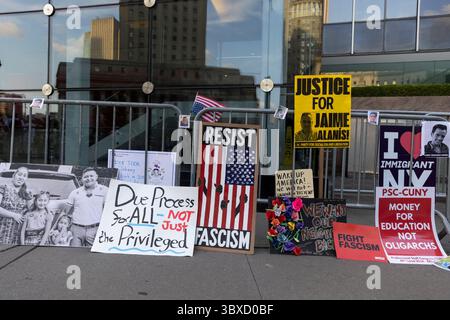 Am 17. Juli 2025 legten die Menschen Blumen vor dem Einwanderungsgericht im Jacob K. Javitz Federal Building in New York City, um an die Gefangenen zu erinnern. Bürgerrechts- und Einwanderungsbefürworter versammelten sich in Lower Manhattan, als Teil eines nationalen Aktionstages, der gegen Massendeportationen unter der Trump-Regierung vordrang. Aktivisten marschierten durch die Straßen mit Schildern, von denen sie behaupten, dass sie Hunderte von Immigranten aus New Yorkern aus ihren Familien gerissen haben. Die Kundgebung ist Teil der Proteste „Good Trouble Lives On“, die im ganzen Land stattfanden und zu Ehren des verstorbenen Cong stattfanden Stockfoto