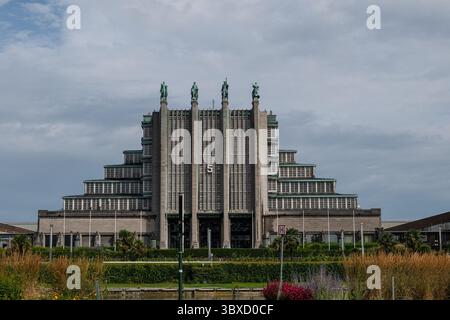 Sie spiegelt die monumentale Fassade des Palais de Justice in Brüssel wider. Stockfoto