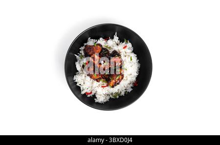 Reis mit scharfem Huhn in süß-saurer Sauce mit Chili-Pfeffer. Teriyaki-Hühnchen mit Sesamsamen. Isoliert auf weißem Hintergrund. Hochwertige Fotos Stockfoto