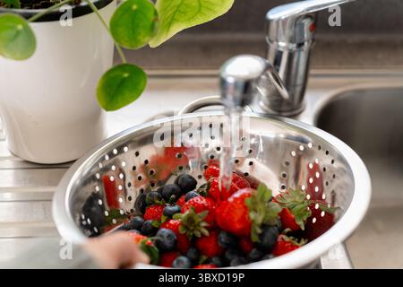 Frische Erdbeeren und Heidelbeeren in einem Sieb abgespült Stockfoto