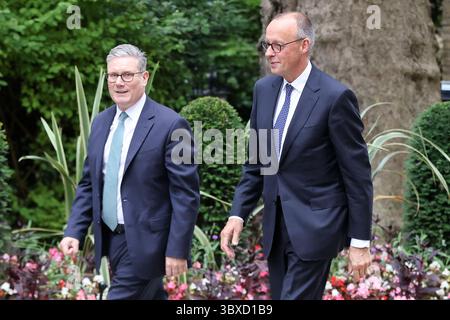 London. UK. 17. Juli 2025: Premierminister Sir Keir Starmer (L) und Bundeskanzler Friedrich Merz (R) kommen in der Downing Street in London vor einem historischen bilateralen Gipfel an, um einen wegweisenden freundschaftsvertrag zu unterzeichnen, der die Zusammenarbeit in Schlüsselsektoren stärkt. Quelle: Dinendra Haria/Alamy Stockfoto