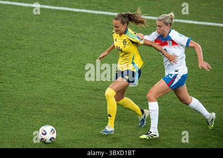 Zürich, Schweiz. Juli 2025. Zürich, Schweiz, 17. Juli 2025 Alessia Russo (23 England), rechts und Nathalie Bjorn (14 Schweden), links, während des Viertelfinales der UEFA Women EURO 2025 zwischen Schweden und England im Stadion Letzigrund in Zürich, Schweiz. (Priscila Bütler/SPP) Credit: SPP Sport Press Photo. /Alamy Live News Stockfoto