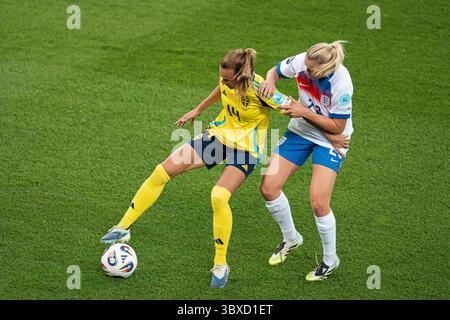 Zürich, Schweiz. Juli 2025. Zürich, Schweiz, 17. Juli 2025 Alessia Russo (23 England), rechts und Nathalie Bjorn (14 Schweden), links, während des Viertelfinales der UEFA Women EURO 2025 zwischen Schweden und England im Stadion Letzigrund in Zürich, Schweiz. (Priscila Bütler/SPP) Credit: SPP Sport Press Photo. /Alamy Live News Stockfoto