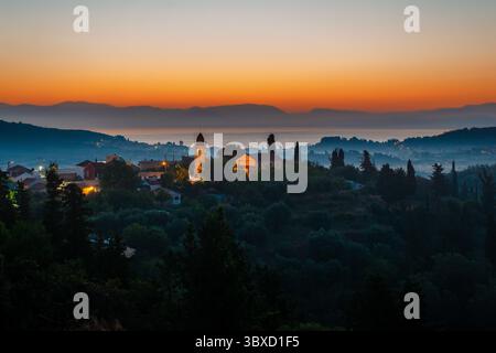 Ruhiges Dorf am Morgen mit Kirchturm Stockfoto