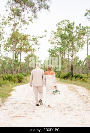 Braut und Bräutigam spazieren auf dem Scenic Path in Punta Gorda, Florida Stockfoto