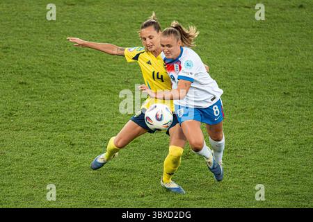 Zürich, Schweiz. Juli 2025. Zürich, Schweiz, 17. Juli 2025 Georgia Stanway (8 England), rechts und Nathalie Bjorn (14 Schweden), links, während des Viertelfinales der UEFA Womens EURO 2025 zwischen Schweden und England im Stadion Letzigrund in Zürich, Schweiz. (Priscila Bütler/SPP) Credit: SPP Sport Press Photo. /Alamy Live News Stockfoto