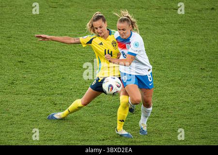 Zürich, Schweiz. Juli 2025. Zürich, Schweiz, 17. Juli 2025 Georgia Stanway (8 England), rechts und Nathalie Bjorn (14 Schweden), links, während des Viertelfinales der UEFA Womens EURO 2025 zwischen Schweden und England im Stadion Letzigrund in Zürich, Schweiz. (Priscila Bütler/SPP) Credit: SPP Sport Press Photo. /Alamy Live News Stockfoto