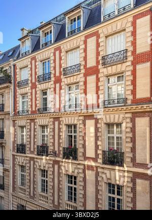 Traditionelles Wohngebäude mit eisernen Balkonen in Paris, Frankreich. Stockfoto