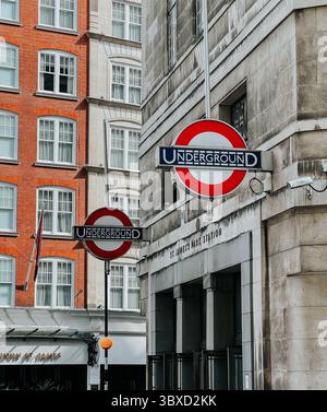 Beschilderung zur U-Bahn vor dem Bahnhof in London, Großbritannien. Stockfoto