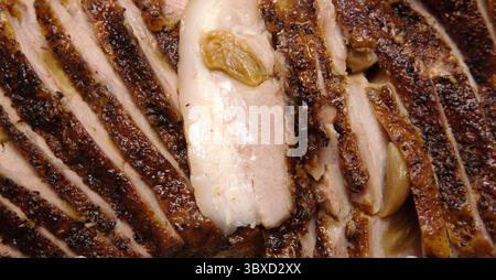 Gebackenes, gekochtes Schweinefleisch, in ordentliche Stücke geschnitten auf einer Platte Stockfoto
