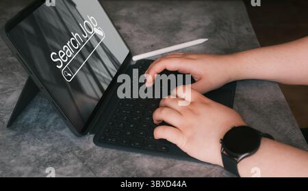 Frauen verwenden digitale Tablets, die Online-Website-Jobs suchen. Konzept der Jobsuche. Finden Sie Ihre Karriere. Stockfoto