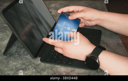 Nahaufnahme von Frauenhänden mit Smartphone, um Geld online zu senden oder zu empfangen. Mobiles Online-Banking. Stockfoto