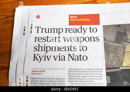 Donald 'Trump bereit, Waffenlieferungen nach Kiew über NATO wieder aufzunehmen' Guardian Zeitung Schlagzeile Russland Ukraine Krieg artikel 12 Juli 2025 London Großbritannien Stockfoto