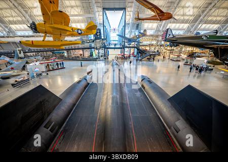 CHANTILLY, Virginia – das strategische Aufklärungsflugzeug Lockheed SR-71 Blackbird, das im Steven F. Udvar-Hazy Center des Smithsonian National Air and Space Museum ausgestellt wird, ist das weltweit schnellste einsatzfähige Flugzeug. Dieses spezielle Flugzeug mit der Seriennummer 61–7972 absolvierte während seiner 24-jährigen Dienstlaufbahn von 1966 bis 1990 insgesamt 900 Flüge, darunter 197 Kampfeinsätze, wobei es dauerhafte Geschwindigkeiten über Mach 3,2 und Betriebshöhen über 85.000 Fuß (25.908 Meter) erreichte. Die SR-71 wurde während des Kalten Krieges von Kelly Johnsons Lockheed Skunk Works Team entwickelt und führte strategische Rekonnais durch Stockfoto