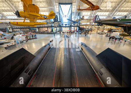 CHANTILLY, Virginia – das strategische Aufklärungsflugzeug Lockheed SR-71 Blackbird, das im Steven F. Udvar-Hazy Center des Smithsonian National Air and Space Museum ausgestellt wird, ist das weltweit schnellste einsatzfähige Flugzeug. Dieses spezielle Flugzeug mit der Seriennummer 61–7972 absolvierte während seiner 24-jährigen Dienstlaufbahn von 1966 bis 1990 insgesamt 900 Flüge, darunter 197 Kampfeinsätze, wobei es dauerhafte Geschwindigkeiten über Mach 3,2 und Betriebshöhen über 85.000 Fuß (25.908 Meter) erreichte. Die SR-71 wurde während des Kalten Krieges von Kelly Johnsons Lockheed Skunk Works Team entwickelt und führte strategische Rekonnais durch Stockfoto