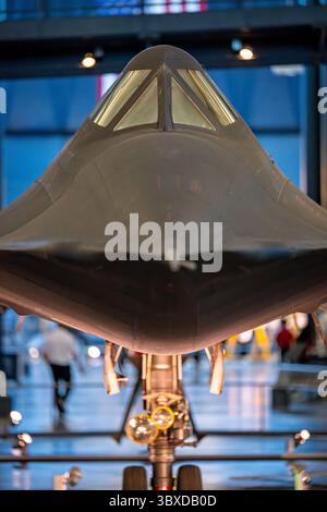 CHANTILLY, Virginia – das strategische Aufklärungsflugzeug Lockheed SR-71 Blackbird, das im Steven F. Udvar-Hazy Center des Smithsonian National Air and Space Museum ausgestellt wird, ist das weltweit schnellste einsatzfähige Flugzeug. Dieses spezielle Flugzeug mit der Seriennummer 61–7972 absolvierte während seiner 24-jährigen Dienstlaufbahn von 1966 bis 1990 insgesamt 900 Flüge, darunter 197 Kampfeinsätze, wobei es dauerhafte Geschwindigkeiten über Mach 3,2 und Betriebshöhen über 85.000 Fuß erreichte. Die SR-71 wurde während des Kalten Krieges von Kelly Johnsons Lockheed Skunk Works Team entwickelt und führte strategische Aufklärungsmeilen durch Stockfoto