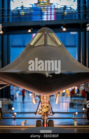 CHANTILLY, Virginia – das strategische Aufklärungsflugzeug Lockheed SR-71 Blackbird, das im Steven F. Udvar-Hazy Center des Smithsonian National Air and Space Museum ausgestellt wird, ist das weltweit schnellste einsatzfähige Flugzeug. Dieses spezielle Flugzeug mit der Seriennummer 61–7972 absolvierte während seiner 24-jährigen Dienstlaufbahn von 1966 bis 1990 insgesamt 900 Flüge, darunter 197 Kampfeinsätze, wobei es dauerhafte Geschwindigkeiten über Mach 3,2 und Betriebshöhen über 85.000 Fuß erreichte. Die SR-71 wurde während des Kalten Krieges von Kelly Johnsons Lockheed Skunk Works Team entwickelt und führte strategische Aufklärungsmeilen durch Stockfoto