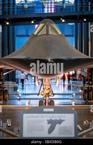 CHANTILLY, Virginia – das strategische Aufklärungsflugzeug Lockheed SR-71 Blackbird, das im Steven F. Udvar-Hazy Center des Smithsonian National Air and Space Museum ausgestellt wird, ist das weltweit schnellste einsatzfähige Flugzeug. Dieses spezielle Flugzeug mit der Seriennummer 61–7972 absolvierte während seiner 24-jährigen Dienstlaufbahn von 1966 bis 1990 insgesamt 900 Flüge, darunter 197 Kampfeinsätze, wobei es dauerhafte Geschwindigkeiten über Mach 3,2 und Betriebshöhen über 85.000 Fuß erreichte. Die SR-71 wurde während des Kalten Krieges von Kelly Johnsons Lockheed Skunk Works Team entwickelt und führte strategische Aufklärungsmeilen durch Stockfoto