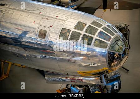 CHANTILLY, Virginia – das Cockpit- und Bombergebiet der Enola Gay B-29 Superfortress ist im Steven F. Udvar-Hazy Center des Smithsonian National Air and Space Museum ausgestellt. Dieses Flugzeug mit der Seriennummer 44-86292, warf am 6. August 1945 die erste Atombombe ab, die in der Kriegsführung auf Hiroshima eingesetzt wurde, unter dem Piloten von Colonel Paul W. Tibbets Jr., der sie nach seiner Mutter Enola Gay Tibbets benannte. Das Flugzeug war eines von nur 65 B-29, die unter Project Silverplate modifiziert wurden, um Atomwaffen zu transportieren, und diente während des Zweiten Weltkriegs bei der 509th Composite Group nach fast 20-jähriger Restaurierung Stockfoto