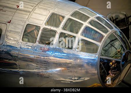 CHANTILLY, Virginia – das Cockpit- und Bombergebiet der Enola Gay B-29 Superfortress ist im Steven F. Udvar-Hazy Center des Smithsonian National Air and Space Museum ausgestellt. Dieses Flugzeug mit der Seriennummer 44-86292, warf am 6. August 1945 die erste Atombombe ab, die in der Kriegsführung auf Hiroshima eingesetzt wurde, unter dem Piloten von Colonel Paul W. Tibbets Jr., der sie nach seiner Mutter Enola Gay Tibbets benannte. Das Flugzeug war eines von nur 65 B-29, die unter Project Silverplate modifiziert wurden, um Atomwaffen zu transportieren, und diente während des Zweiten Weltkriegs bei der 509th Composite Group nach fast 20-jähriger Restaurierung Stockfoto