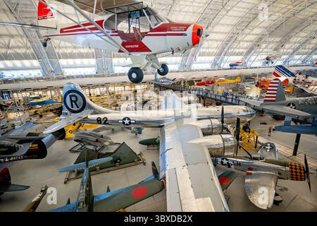 CHANTILLY, Virginia – die Enola Gay B-29 Superfortress wird im Steven F. Udvar-Hazy Center des Smithsonian National Air and Space Museum ausgestellt. Dieses Flugzeug mit der Seriennummer 44-86292, warf am 6. August 1945 die erste Atombombe ab, die in der Kriegsführung auf Hiroshima eingesetzt wurde, unter dem Piloten von Colonel Paul W. Tibbets Jr., der sie nach seiner Mutter Enola Gay Tibbets benannte. Das Flugzeug war eines von nur 65 B-29, die unter Project Silverplate modifiziert wurden, um Atomwaffen zu transportieren, und diente während des Zweiten Weltkriegs bei der 509th Composite Group nach fast 20 Jahren Restaurierung mit 300.000 Staffelstunden Stockfoto