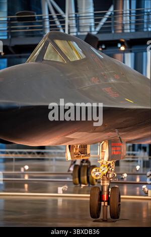 CHANTILLY, Virginia – das strategische Aufklärungsflugzeug Lockheed SR-71 Blackbird, das im Steven F. Udvar-Hazy Center des Smithsonian National Air and Space Museum ausgestellt wird, ist das weltweit schnellste einsatzfähige Flugzeug. Dieses spezielle Flugzeug mit der Seriennummer 61–7972 absolvierte während seiner 24-jährigen Dienstlaufbahn von 1966 bis 1990 insgesamt 900 Flüge, darunter 197 Kampfeinsätze, wobei es dauerhafte Geschwindigkeiten über Mach 3,2 und Betriebshöhen über 85.000 Fuß erreichte. Die SR-71 wurde während des Kalten Krieges von Kelly Johnsons Lockheed Skunk Works Team entwickelt und führte strategische Aufklärungsmeilen durch Stockfoto