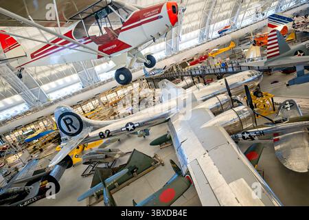 CHANTILLY, Virginia – die Enola Gay B-29 Superfortress wird im Steven F. Udvar-Hazy Center des Smithsonian National Air and Space Museum ausgestellt. Dieses Flugzeug mit der Seriennummer 44-86292, warf am 6. August 1945 die erste Atombombe ab, die in der Kriegsführung auf Hiroshima eingesetzt wurde, unter dem Piloten von Colonel Paul W. Tibbets Jr., der sie nach seiner Mutter Enola Gay Tibbets benannte. Das Flugzeug war eines von nur 65 B-29, die unter Project Silverplate modifiziert wurden, um Atomwaffen zu transportieren, und diente während des Zweiten Weltkriegs bei der 509th Composite Group nach fast 20 Jahren Restaurierung mit 300.000 Staffelstunden Stockfoto