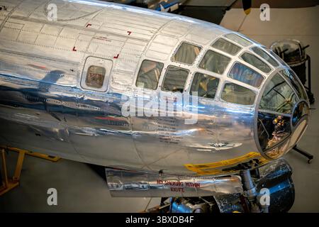 CHANTILLY, Virginia – das Cockpit- und Bombergebiet der Enola Gay B-29 Superfortress ist im Steven F. Udvar-Hazy Center des Smithsonian National Air and Space Museum ausgestellt. Dieses Flugzeug mit der Seriennummer 44-86292, warf am 6. August 1945 die erste Atombombe ab, die in der Kriegsführung auf Hiroshima eingesetzt wurde, unter dem Piloten von Colonel Paul W. Tibbets Jr., der sie nach seiner Mutter Enola Gay Tibbets benannte. Das Flugzeug war eines von nur 65 B-29, die unter Project Silverplate modifiziert wurden, um Atomwaffen zu transportieren, und diente während des Zweiten Weltkriegs bei der 509th Composite Group nach fast 20-jähriger Restaurierung Stockfoto