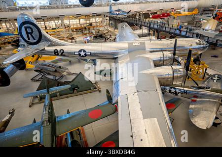CHANTILLY, Virginia – die Enola Gay B-29 Superfortress wird im Steven F. Udvar-Hazy Center des Smithsonian National Air and Space Museum ausgestellt. Dieses Flugzeug mit der Seriennummer 44-86292, warf am 6. August 1945 die erste Atombombe ab, die in der Kriegsführung auf Hiroshima eingesetzt wurde, unter dem Piloten von Colonel Paul W. Tibbets Jr., der sie nach seiner Mutter Enola Gay Tibbets benannte. Das Flugzeug war eines von nur 65 B-29, die unter Project Silverplate modifiziert wurden, um Atomwaffen zu transportieren, und diente während des Zweiten Weltkriegs bei der 509th Composite Group nach fast 20 Jahren Restaurierung mit 300.000 Staffelstunden Stockfoto