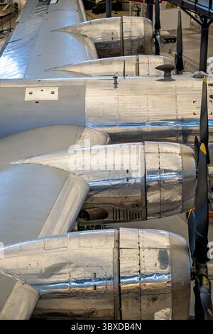 CHANTILLY, Virginia — die Enola Gay B-29 Superfortress mit ihren vier Motoren und Propellern wird im Steven F. Udvar-Hazy Center des Smithsonian National Air and Space Museum ausgestellt. Dieses Flugzeug mit der Seriennummer 44-86292, warf am 6. August 1945 die erste Atombombe ab, die in der Kriegsführung auf Hiroshima eingesetzt wurde, unter dem Piloten von Colonel Paul W. Tibbets Jr., der sie nach seiner Mutter Enola Gay Tibbets benannte. Das Flugzeug war eines von nur 65 B-29, die unter Project Silverplate modifiziert wurden, um Atomwaffen zu transportieren, und diente während des Zweiten Weltkriegs bei der 509th Composite Group nach fast 20 Jahren Restaurierungsinv Stockfoto