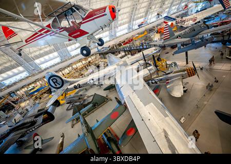 CHANTILLY, Virginia – die Enola Gay B-29 Superfortress wird im Steven F. Udvar-Hazy Center des Smithsonian National Air and Space Museum ausgestellt. Dieses Flugzeug mit der Seriennummer 44-86292, warf am 6. August 1945 die erste Atombombe ab, die in der Kriegsführung auf Hiroshima eingesetzt wurde, unter dem Piloten von Colonel Paul W. Tibbets Jr., der sie nach seiner Mutter Enola Gay Tibbets benannte. Das Flugzeug war eines von nur 65 B-29, die unter Project Silverplate modifiziert wurden, um Atomwaffen zu transportieren, und diente während des Zweiten Weltkriegs bei der 509th Composite Group nach fast 20 Jahren Restaurierung mit 300.000 Staffelstunden Stockfoto