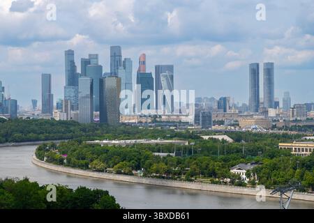 Moskau, Russland - 06.03.2025: Luftansicht auf die Skyline von Moskau von Worobyovy Gory an einem hellen Sommertag mit modernen Wolkenkratzern und Moskw Stockfoto