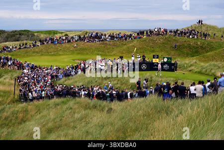 Justin Thomas aus den Vereinigten Staaten spielt am zweiten Tag der 153. Open Championship im Royal Portrush im County Antrim, Nordirland. Bilddatum: Freitag, 18. Juli 2025. Stockfoto