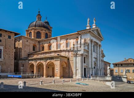Urbino Kathedrale (Duomo di Urbino), Westfront, von Norden gesehen, in der Stadt Urbino, Region Marken, Italien Stockfoto