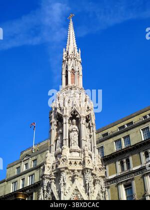 Eleanor Cross, ein viktorianischer Nachbau, der 1865 am Bahnhof Charing Cross in London, England, errichtet wurde. Das ursprüngliche mittelalterliche Denkmal für Eleanor von Aquitanien Stockfoto